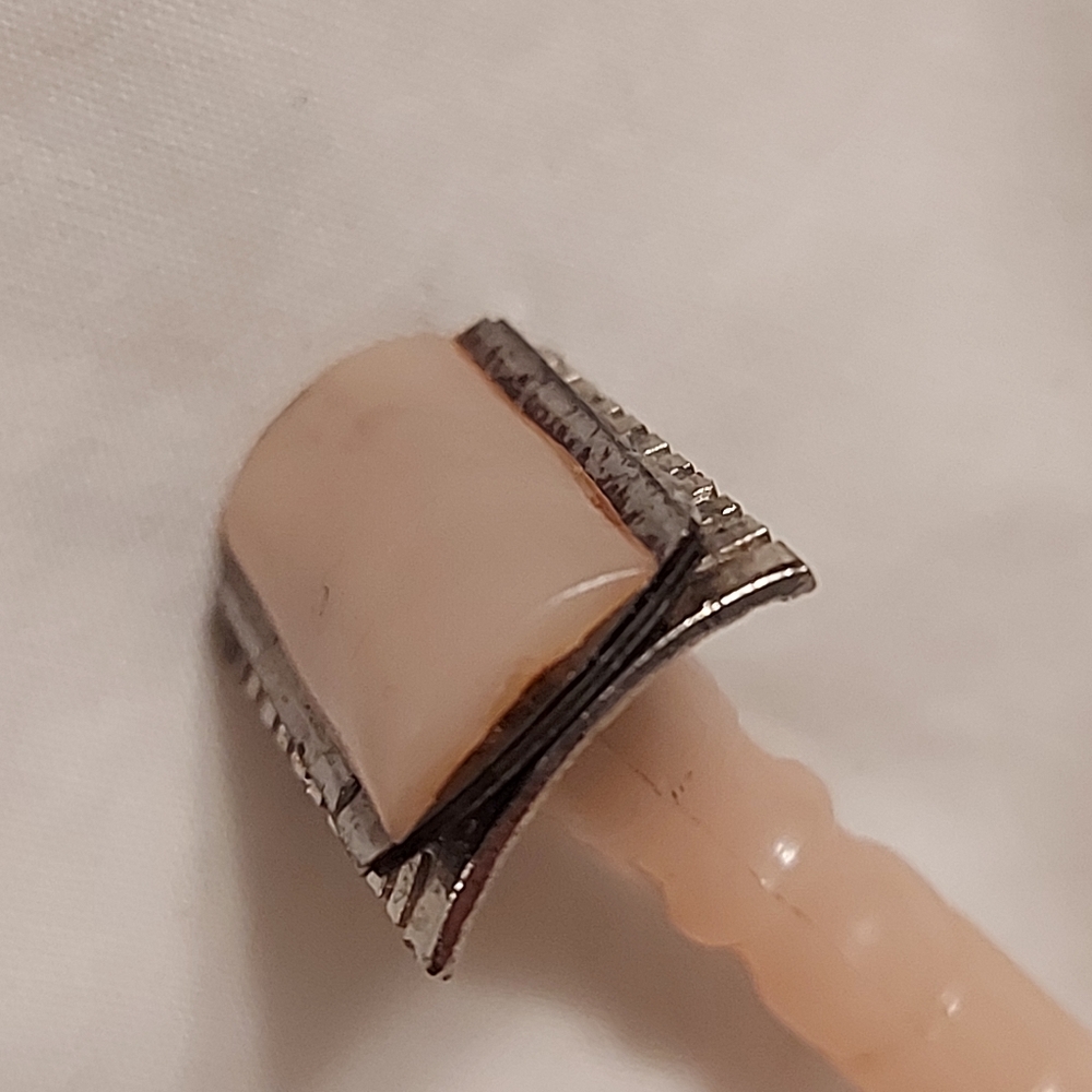 Model advertising possible kewtie? 6 decade min.?razor 1.5 in 'sharp' edges pink